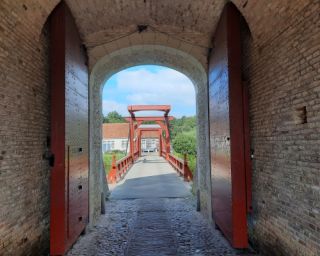 Erfgoed - Westerwolde - Brug met poortdeuren die open staan.